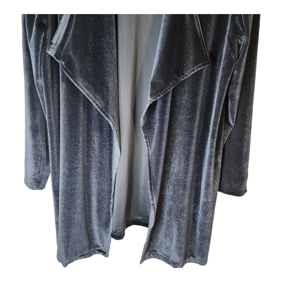 Elegant Velvet Cardigan in Navy Blue - Picture 5 of 8